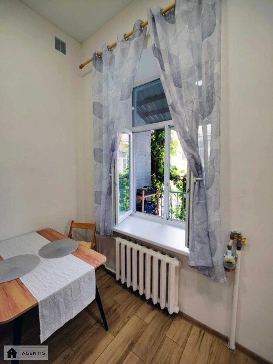 Apartment for rent 4 rooms, 100 m², 4th fl./4 floors. Mezhygirska, Kyiv. 