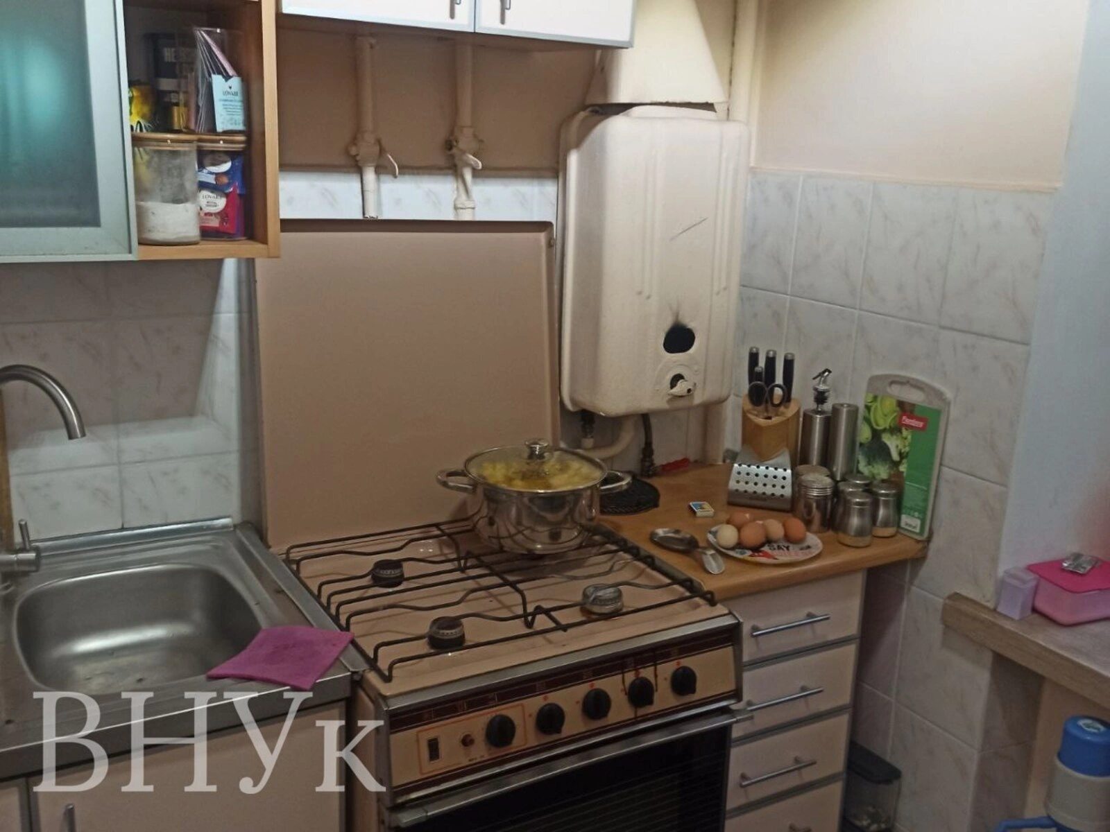 Продаж квартири 3 кімнати, 52 m², 2 пов./5 поверхів. Дружби вул., Тернопіль. 