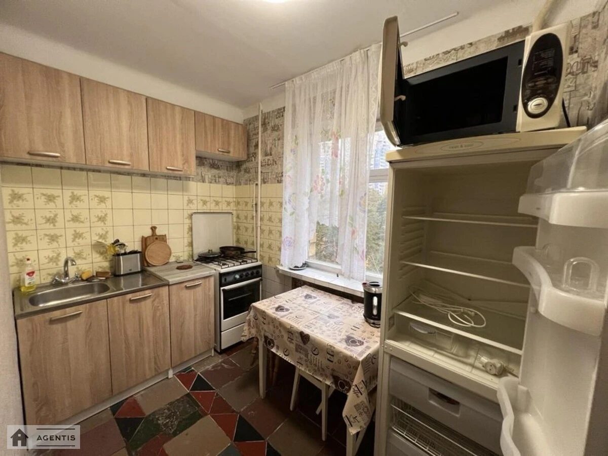 Здам квартиру 3 кімнати, 60 m², 8 пов./9 поверхів. 51, Львівська 51, Київ. 