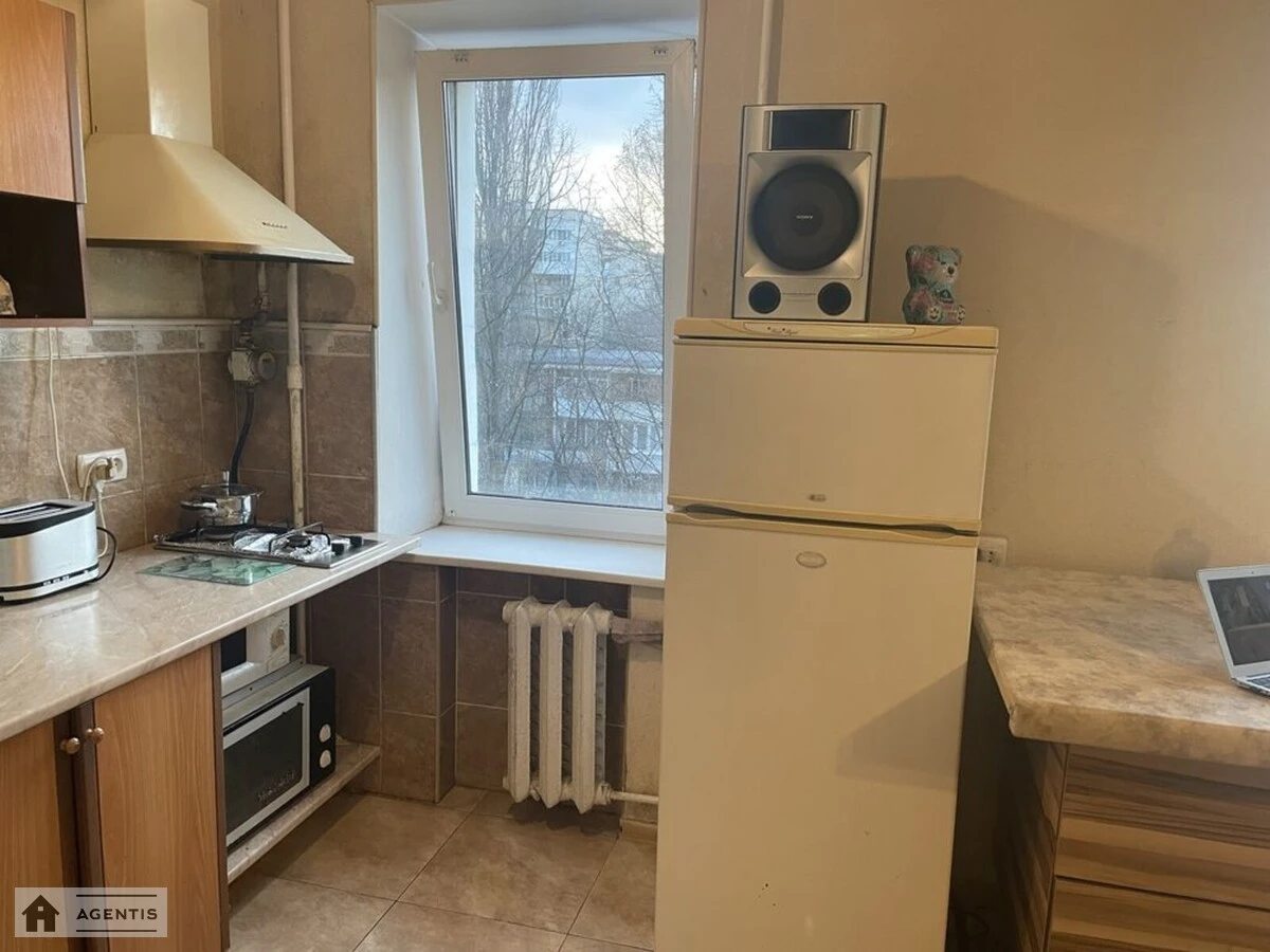 Здам квартиру 1 кімната, 32 m², 6 пов./9 поверхів. 7, Академіка Доброхотова вул., Київ. 