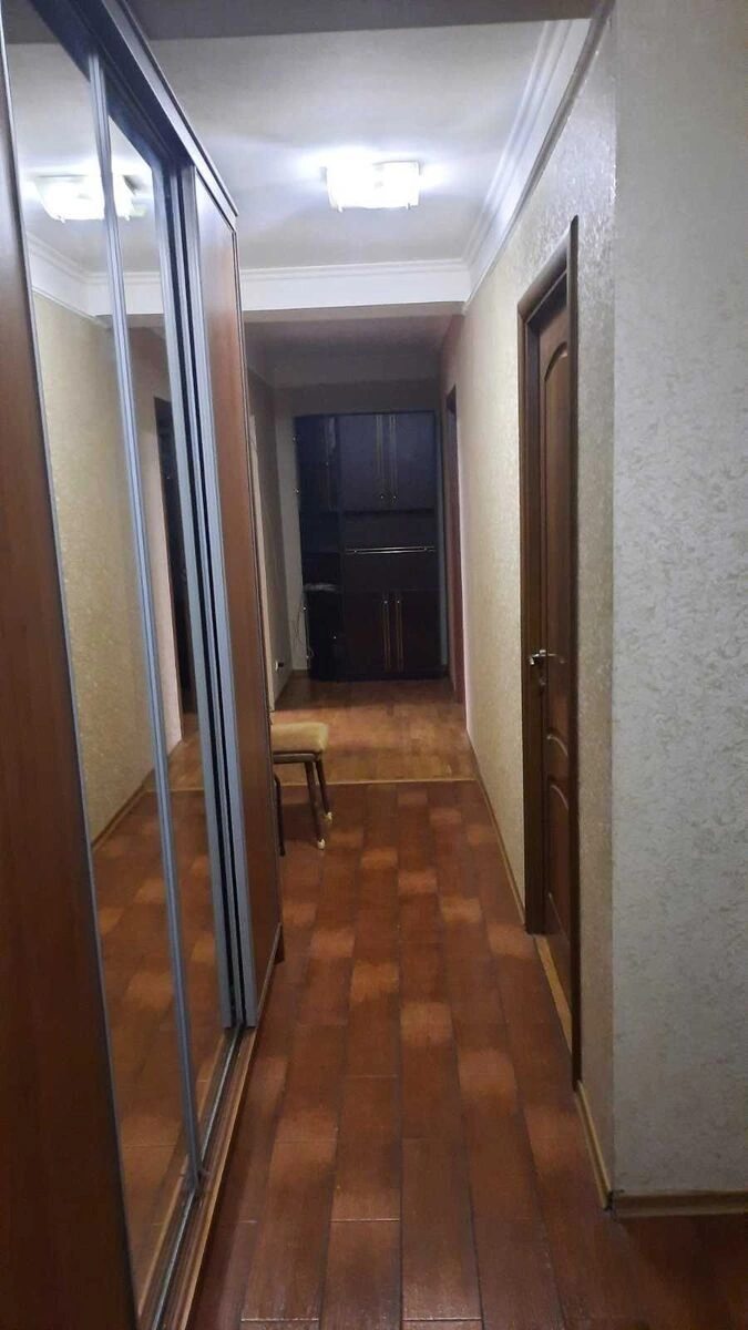 Продаж квартири 3 кімнати, 60 m², 1 пов./9 поверхів. 16, Борщагівська 16, Київ. 