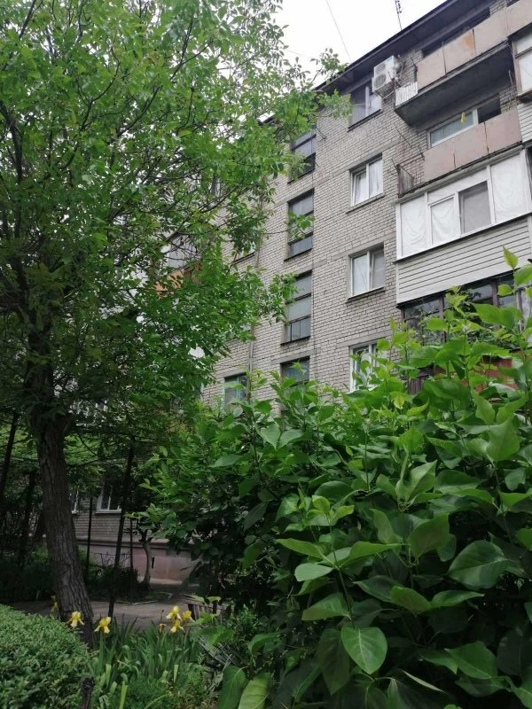 Apartments for sale. 3 rooms, 61 m², 4th floor/5 floors. Bulvar Hvardeyskyy, Zaporizhzhya. 
