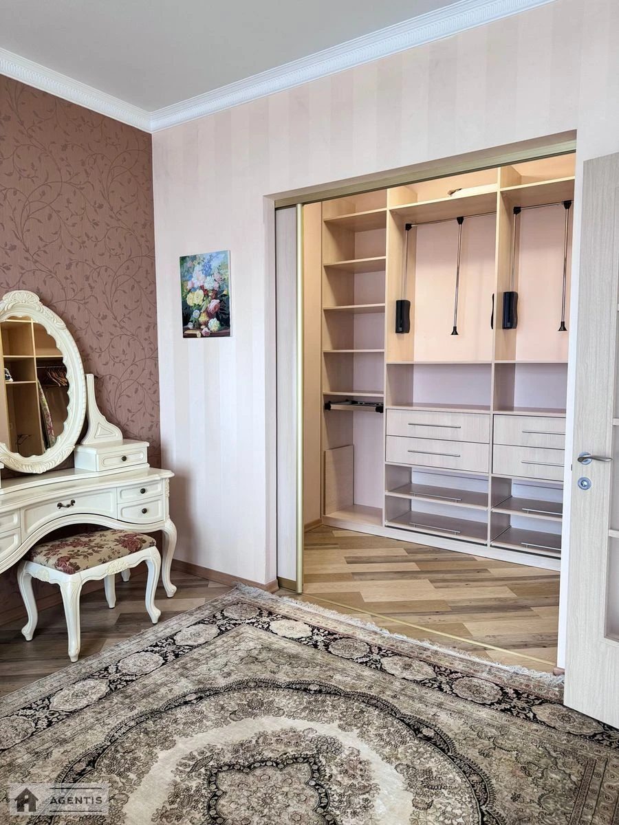 Сдам квартиру 3 комнаты, 117 m², 19 эт./22 этажа. 3, Белорусская 3, Киев. 