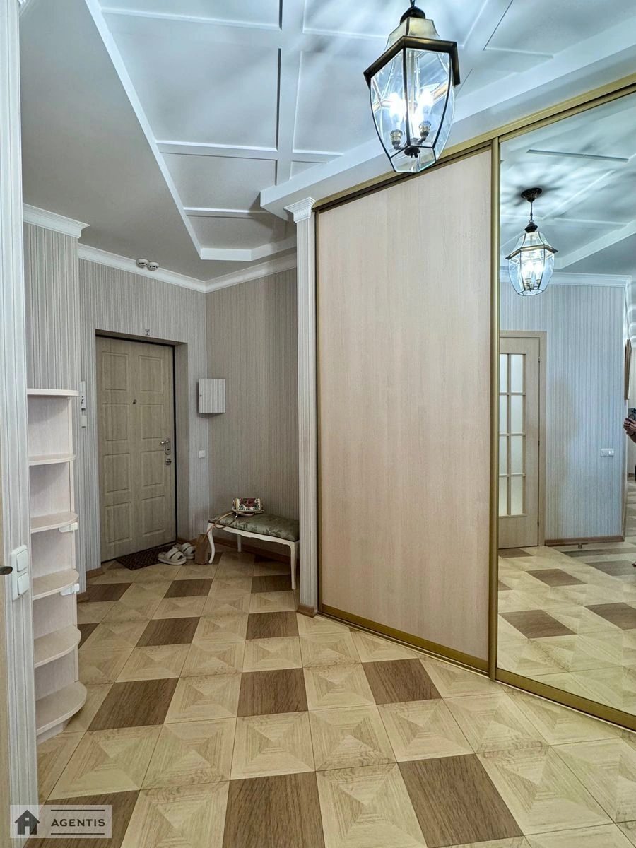 Сдам квартиру 3 комнаты, 117 m², 19 эт./22 этажа. 3, Белорусская 3, Киев. 