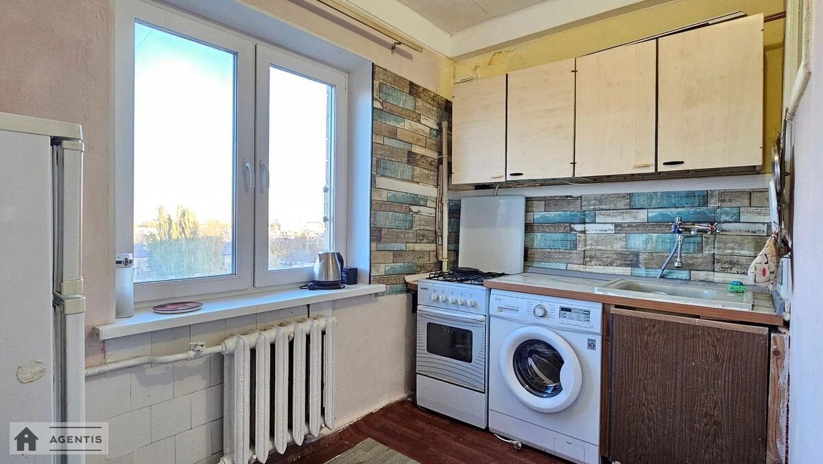 Здам квартиру 3 кімнати, 65 m², 9 пов./10 поверхів. 126, Кирилівська вул. (Фрунзе), Київ. 