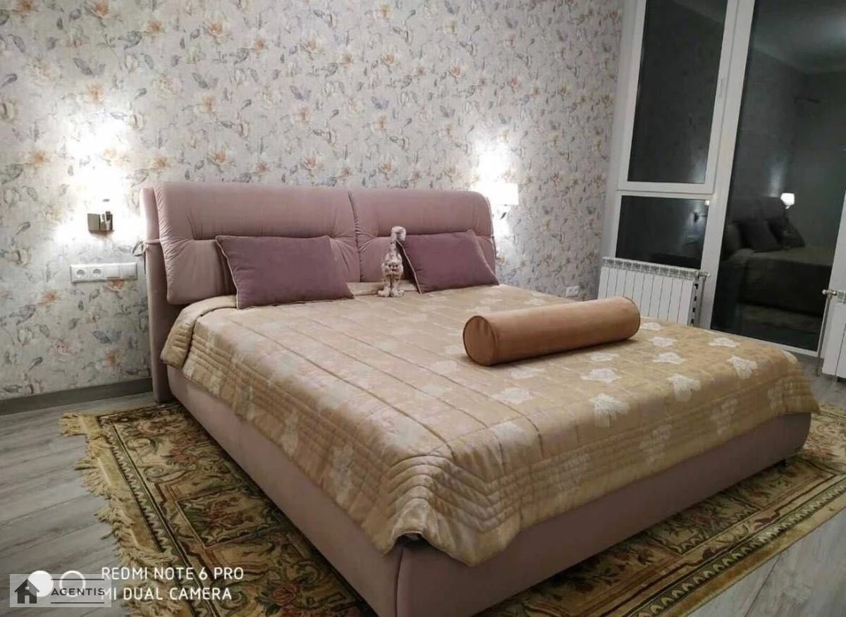 Здам квартиру 3 кімнати, 118 m², 5 пов./22 поверхи. Василя Тютюнника вул. (Анрі Барбюса), Київ. 