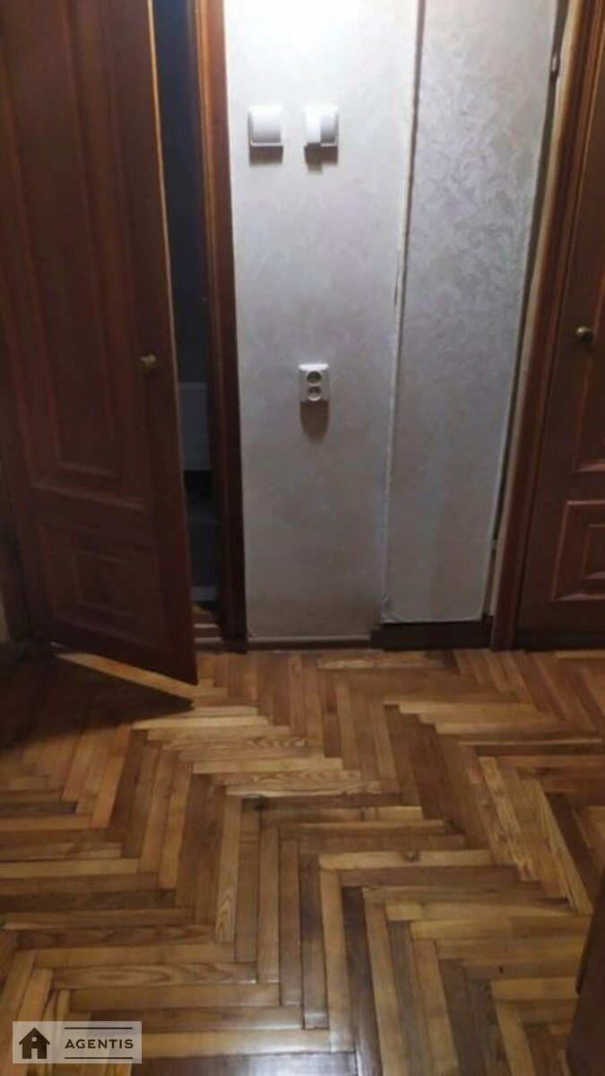 Здам квартиру 3 кімнати, 70 m², 9 пов./10 поверхів. 25, Драгоманова 25, Київ. 