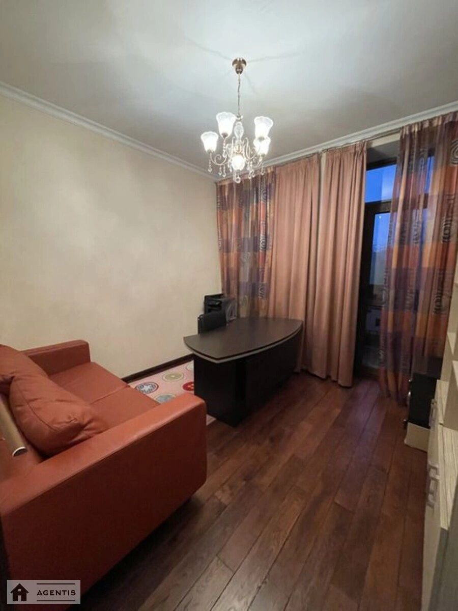 Apartment for rent 3 rooms, 74 m², 3rd fl./5 floors. 11, Mykoly Mikhnovskoho bulv. Druzhby Narodiv, Kyiv. 