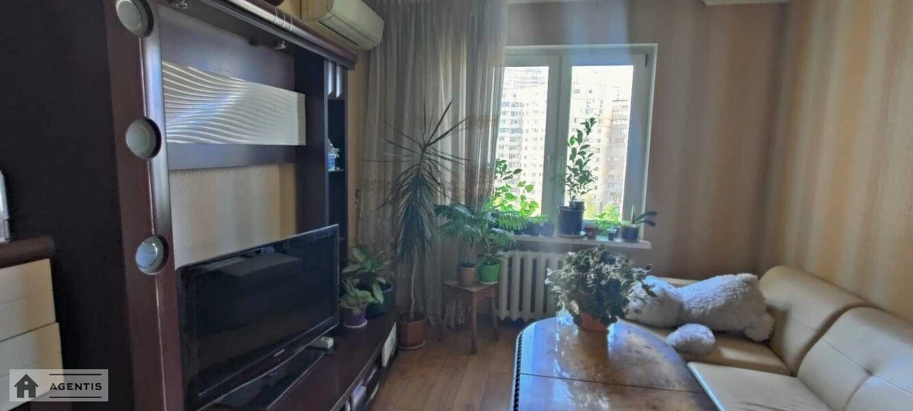 Apartment for rent 3 rooms, 74 m², 10th fl./22 floors. Solomyanskyy rayon, Kyiv. 