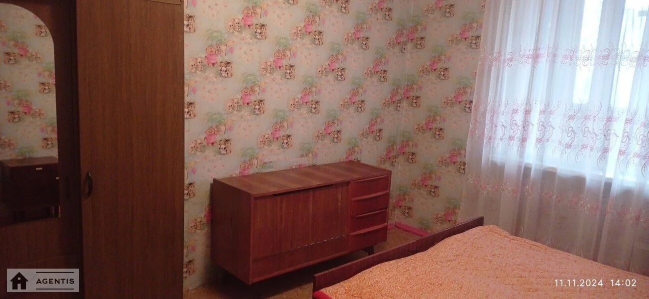 Сдам квартиру 2 комнаты, 70 m², 2 эт./16 этажей. Миколи Лаврухіна вул., Киев. 