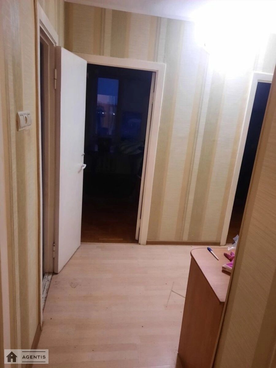 Сдам квартиру 3 комнаты, 60 m², 11 эт./16 этажей. 18, Вахтанга Кікабідзе вул. (Булгакова), Киев. 