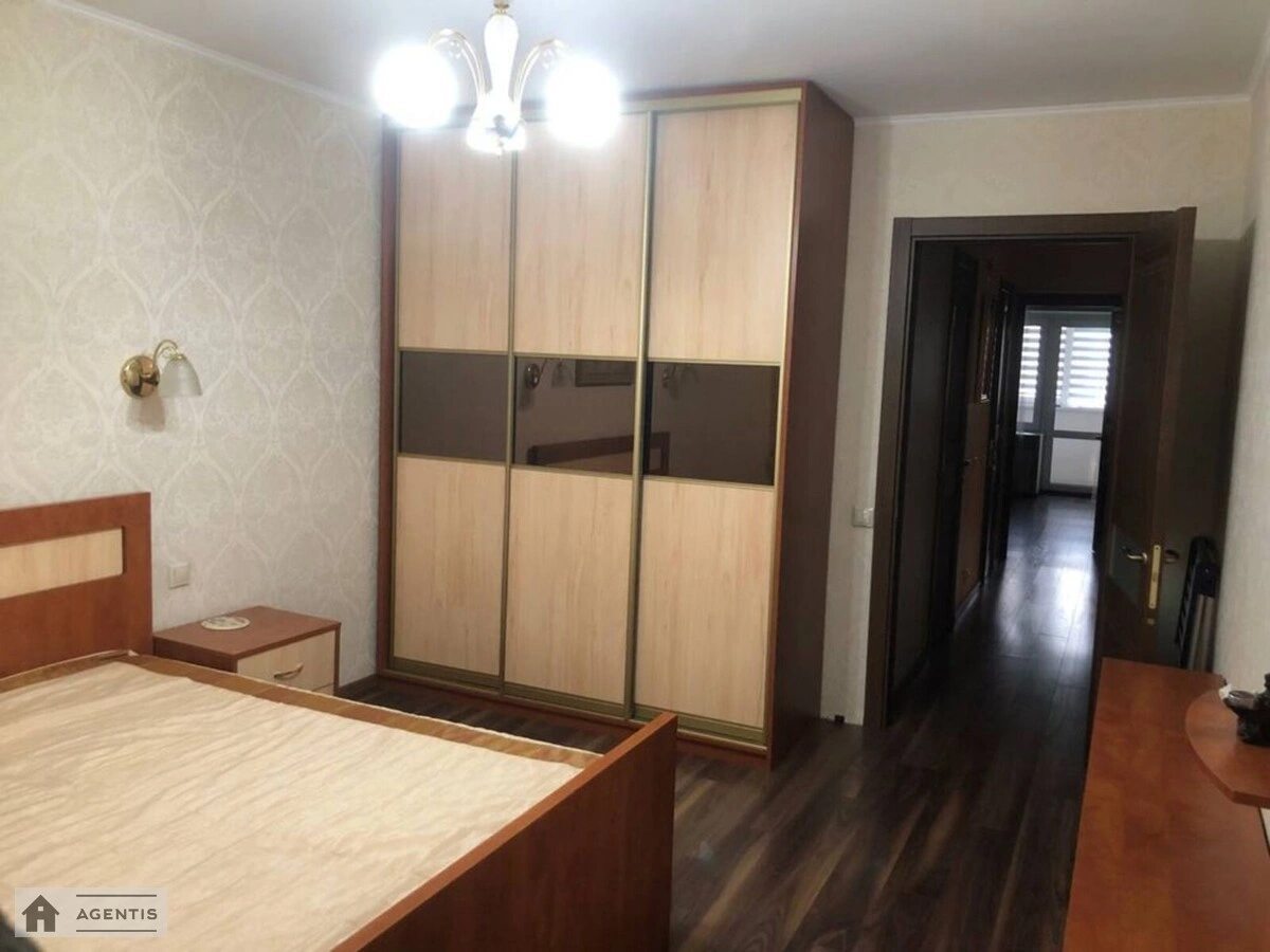 Сдам квартиру 3 комнаты, 92 m², 7 эт./14 этажей. 5, Вишняковская 5, Киев. 