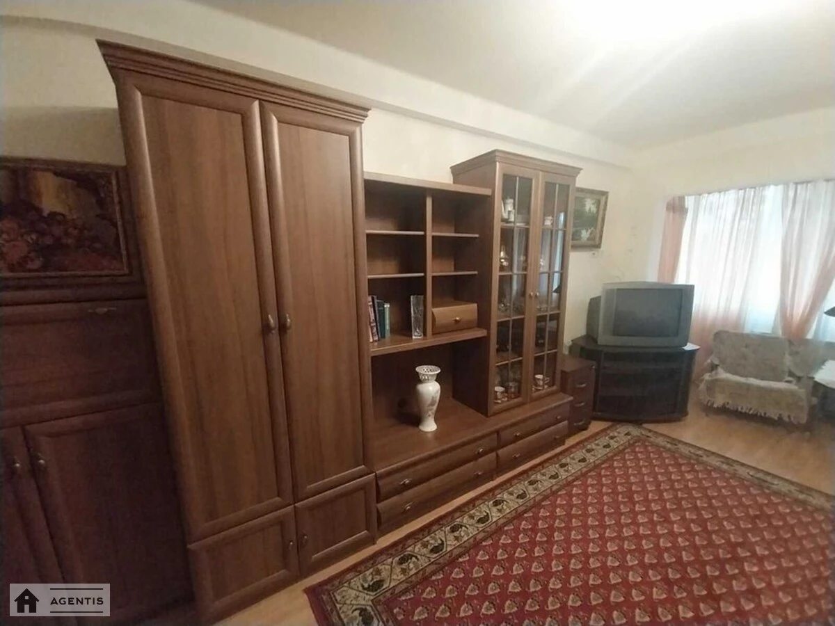 Apartment for rent 2 rooms, 50 m², 5th fl./9 floors. 4, Hryhoriya Kochura vul. Oleksandra Pyrohovskoho, Kyiv. 