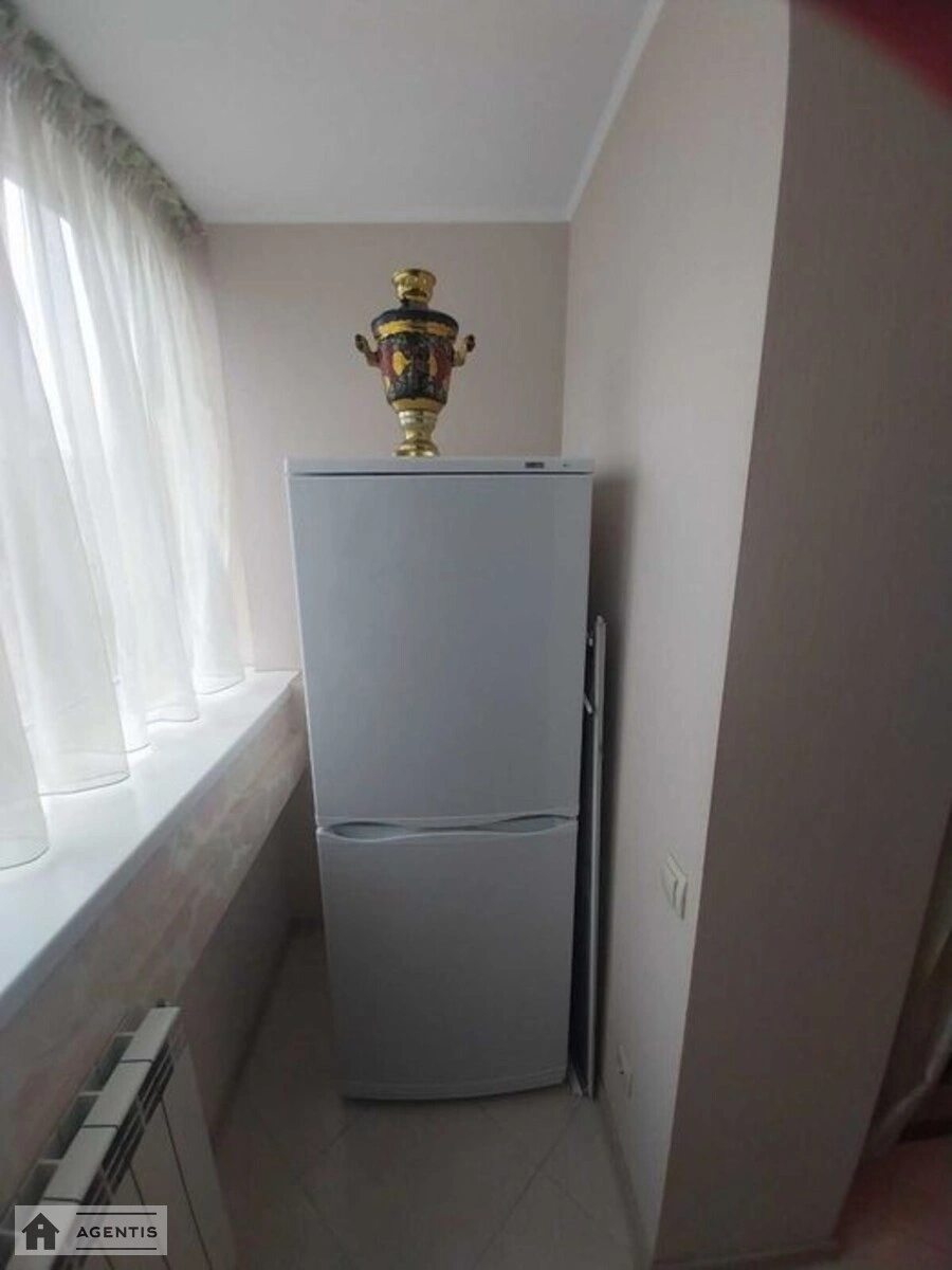 Apartment for rent 2 rooms, 50 m², 5th fl./9 floors. 4, Hryhoriya Kochura vul. Oleksandra Pyrohovskoho, Kyiv. 