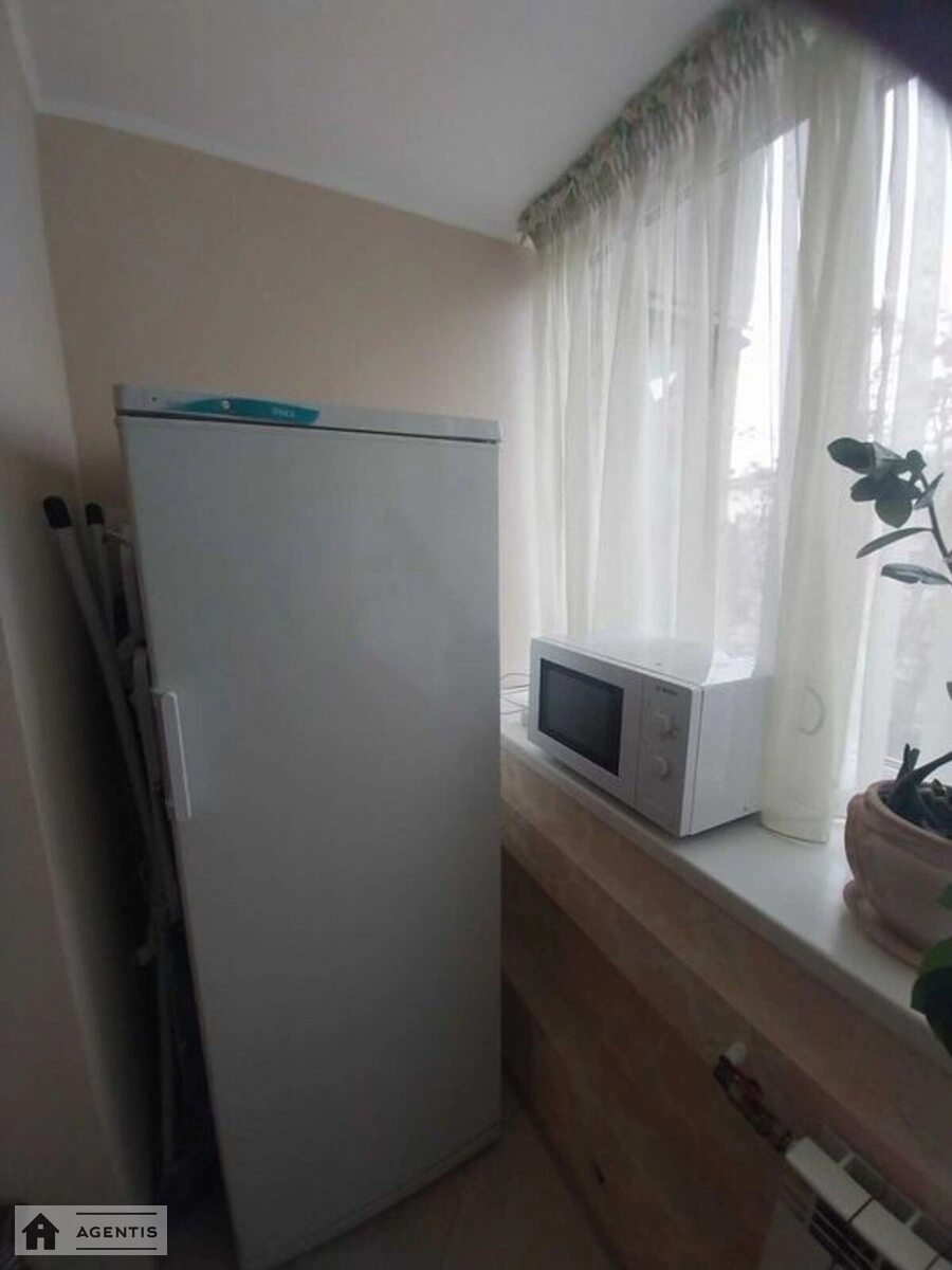 Apartment for rent 2 rooms, 50 m², 5th fl./9 floors. 4, Hryhoriya Kochura vul. Oleksandra Pyrohovskoho, Kyiv. 