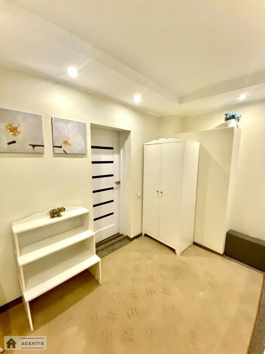 Сдам квартиру 1 комната, 40 m², 1 эт./2 этажа. 5, Сырецко-Садовая 5, Киев. 