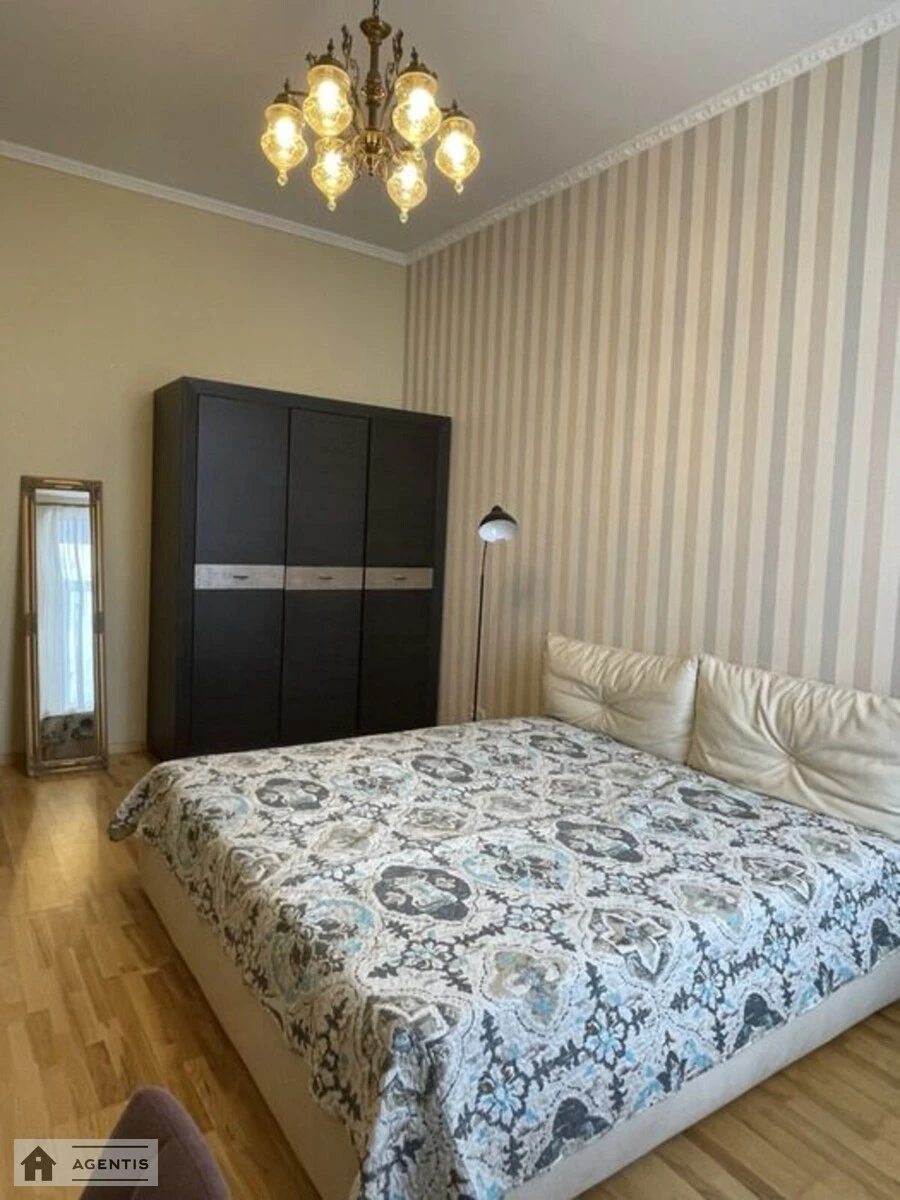 Сдам квартиру 2 комнаты, 50 m², 4 эт./4 этажа. Владимирская, Киев. 