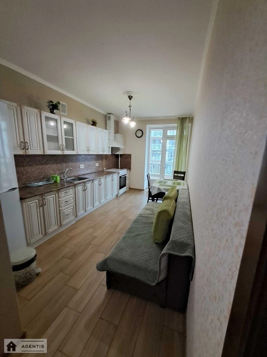 Сдам квартиру 1 комната, 50 m², 2 эт./6 этажей. Замковецкая, Киев. 