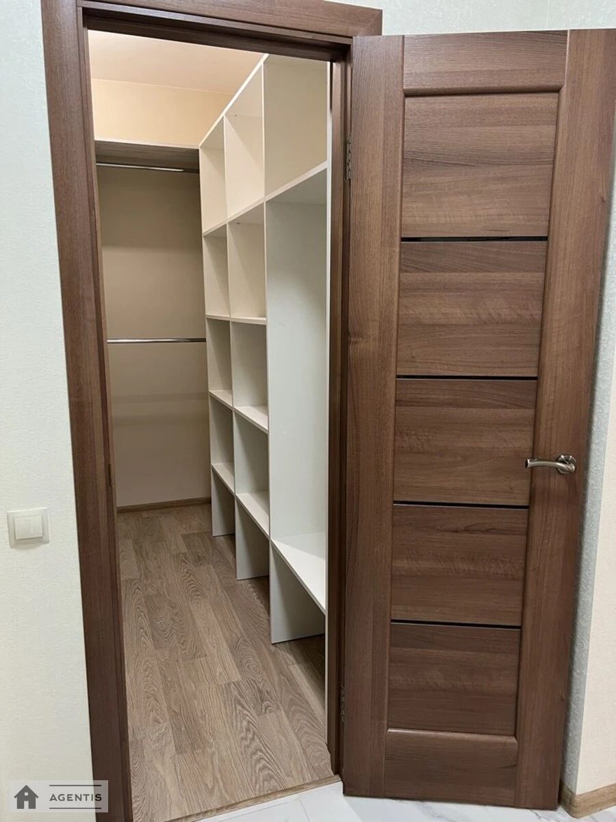 Сдам квартиру 2 комнаты, 55 m², 5 эт./24 этажа. 37, Митрополита Василя Липківського вул. (Урицького), Киев. 