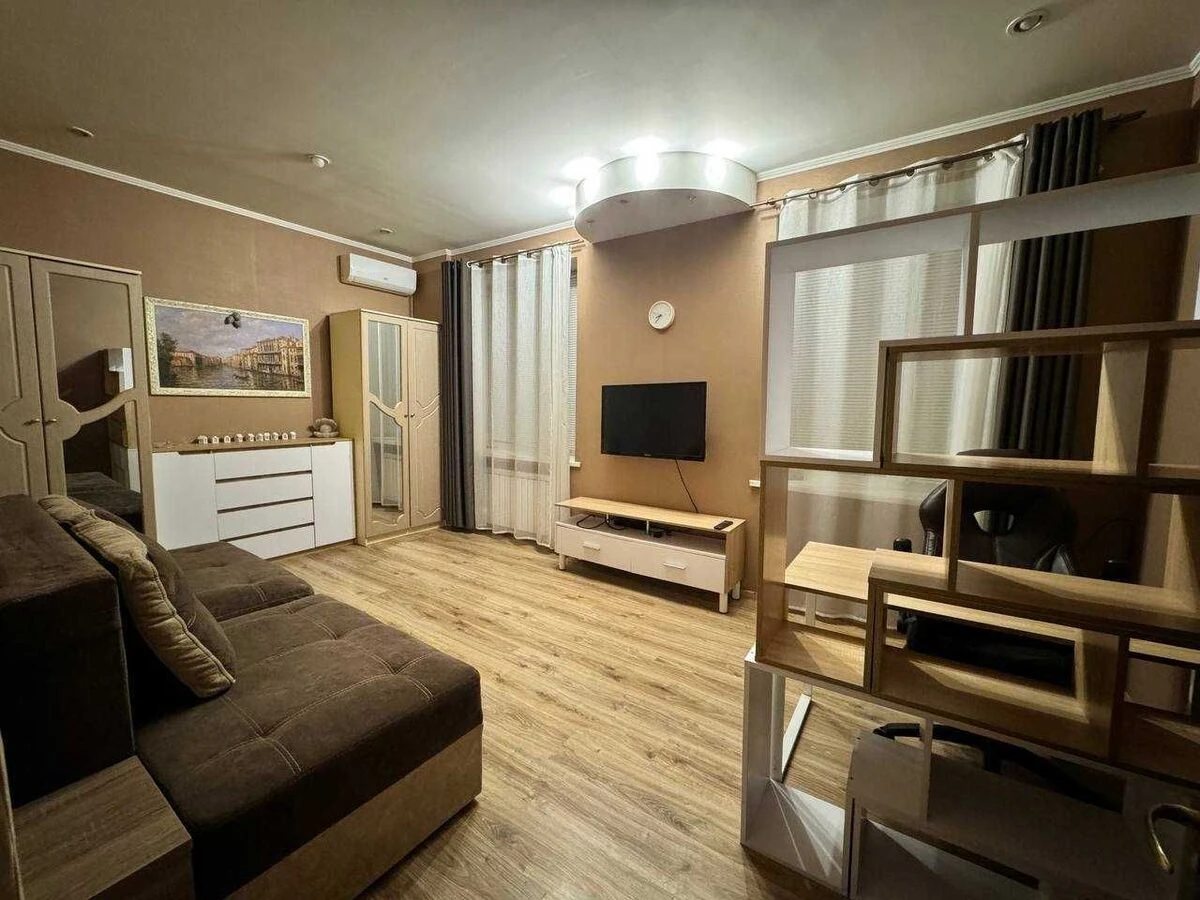 Apartment for rent 1 room, 38 m², 1st fl./5 floors. 1, Dmytra Hodzenka vul. Hlazunova, Kyiv. 