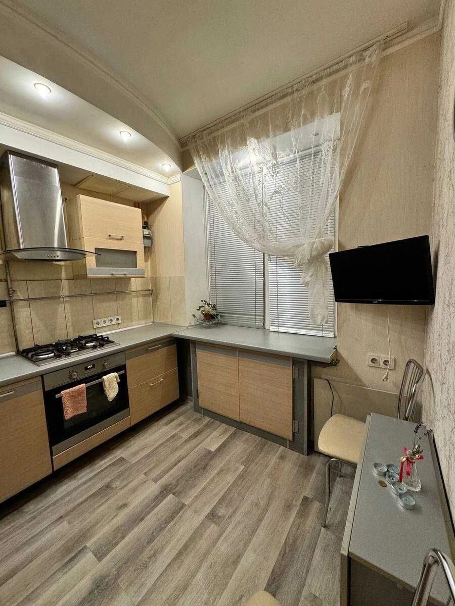 Apartment for rent 1 room, 38 m², 1st fl./5 floors. 1, Dmytra Hodzenka vul. Hlazunova, Kyiv. 