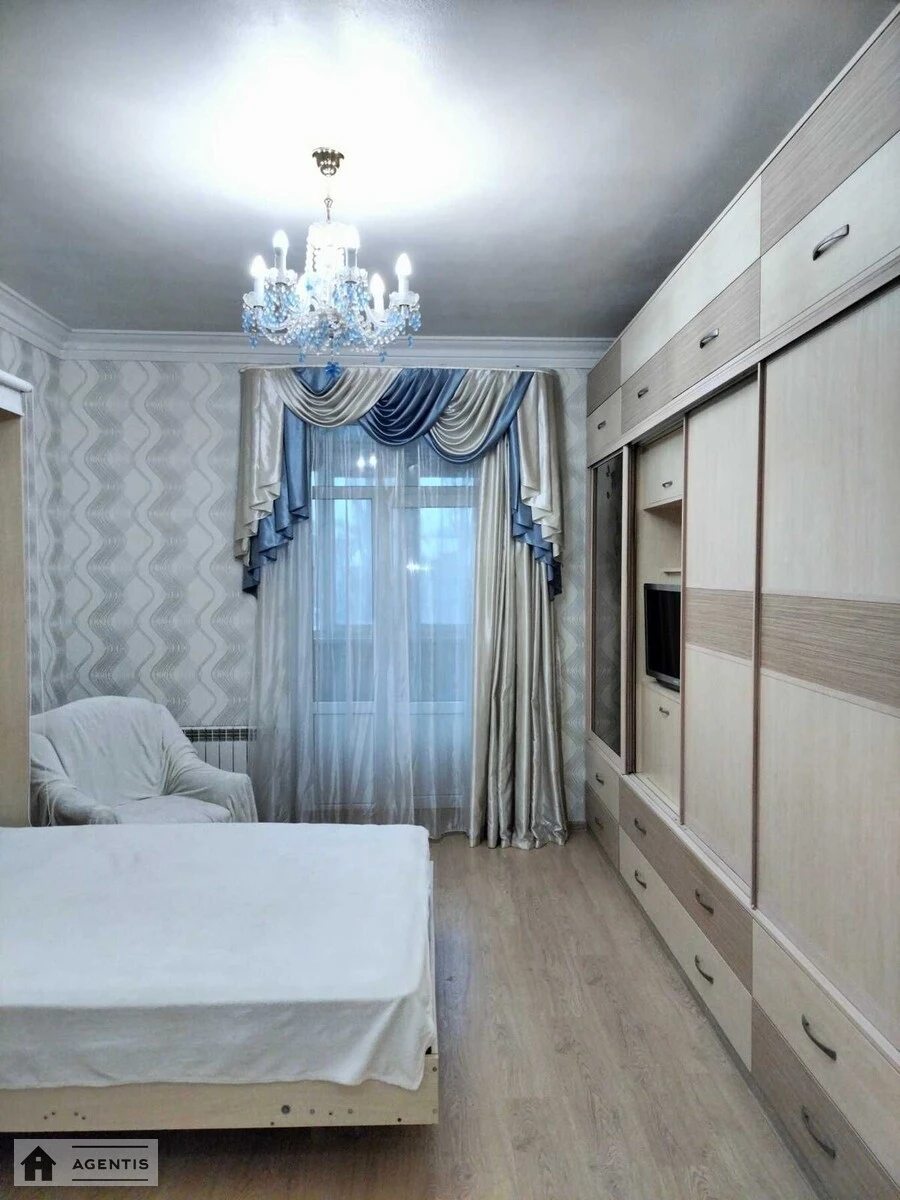 Сдам квартиру 2 комнаты, 56 m², 3 эт./5 этажей. 36, Строителей 36, Киев. 