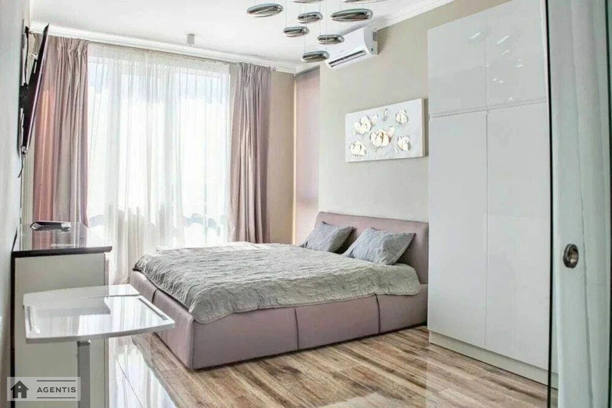 Сдам квартиру 2 комнаты, 68 m², 16 эт./32 этажа. Саксаганского, Киев. 