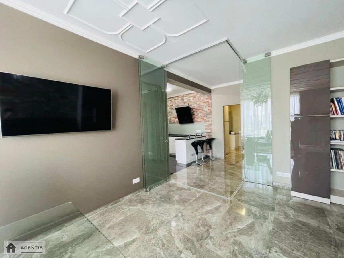 Сдам квартиру 2 комнаты, 68 m², 16 эт./32 этажа. Саксаганского, Киев. 