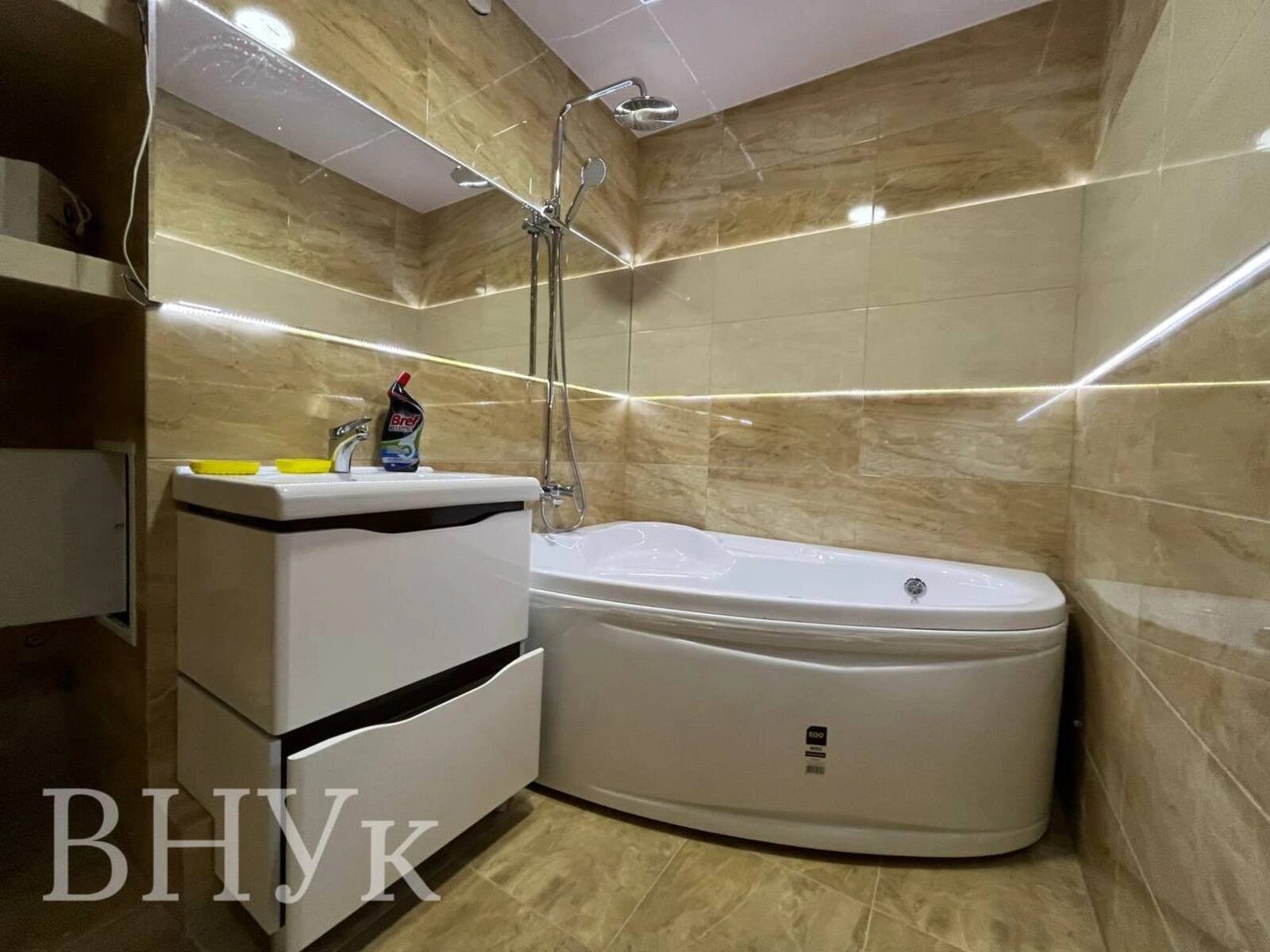 Продаж квартири 3 кімнати, 98 m², 7 пов./11 поверхів. Тролейбусна вул., Тернопіль. 