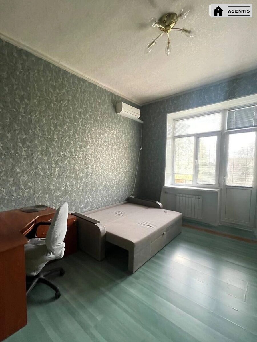 Сдам квартиру 2 комнаты, 50 m², 3 эт./4 этажа. Сімї Бродських вул. (Смоленська), Киев. 