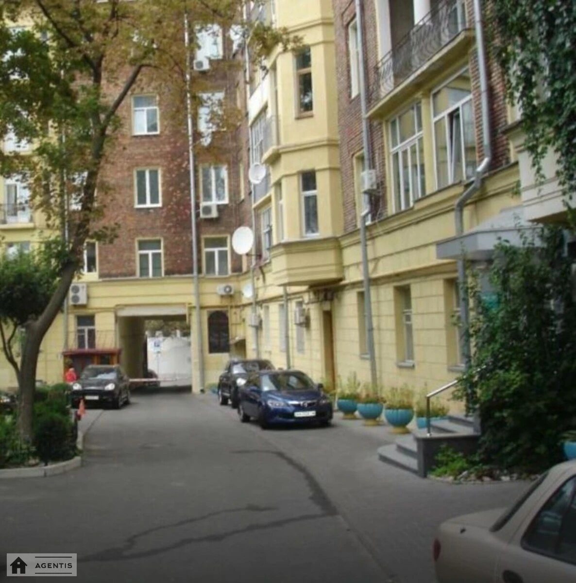 Сдам квартиру 2 комнаты, 68 m², 3 эт./7 этажей. 6, Крутой 6, Киев. 