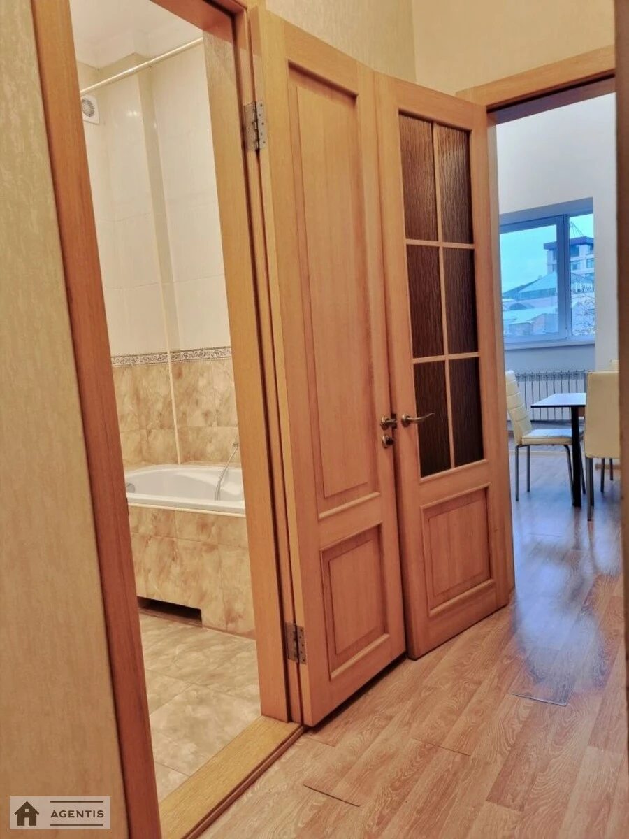 Сдам квартиру 2 комнаты, 68 m², 3 эт./7 этажей. 6, Крутой 6, Киев. 