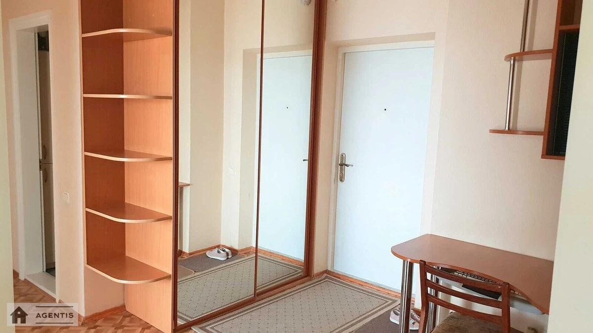 Сдам квартиру 2 комнаты, 70 m², 13 эт./14 этажей. 5, Академіка Булаховського вул., Киев. 