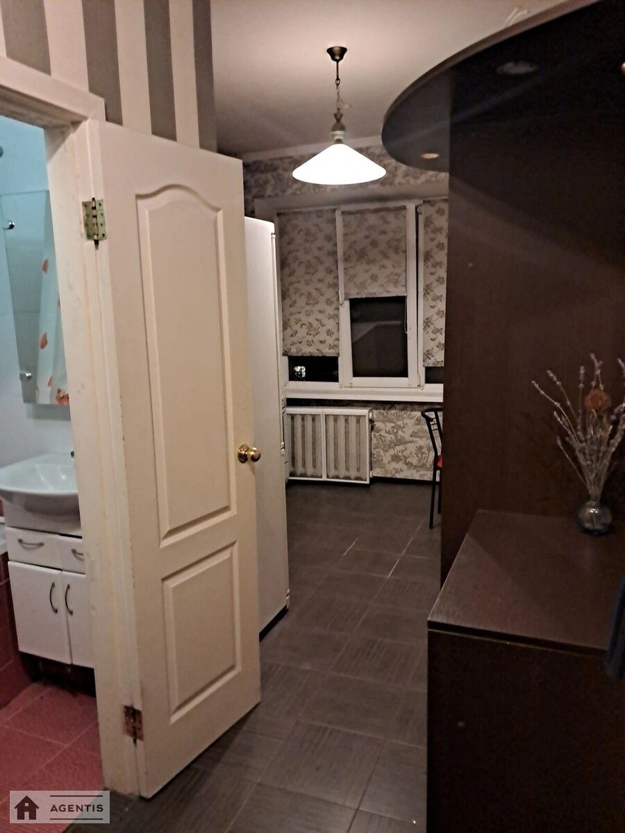 Сдам квартиру 1 комната, 40 m², 5 эт./9 этажей. 4, Павловская 4, Киев. 