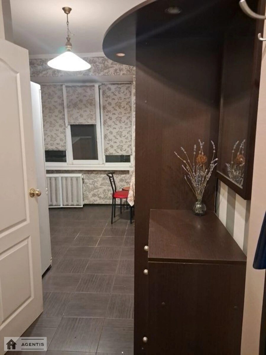 Сдам квартиру 1 комната, 40 m², 5 эт./9 этажей. 4, Павловская 4, Киев. 