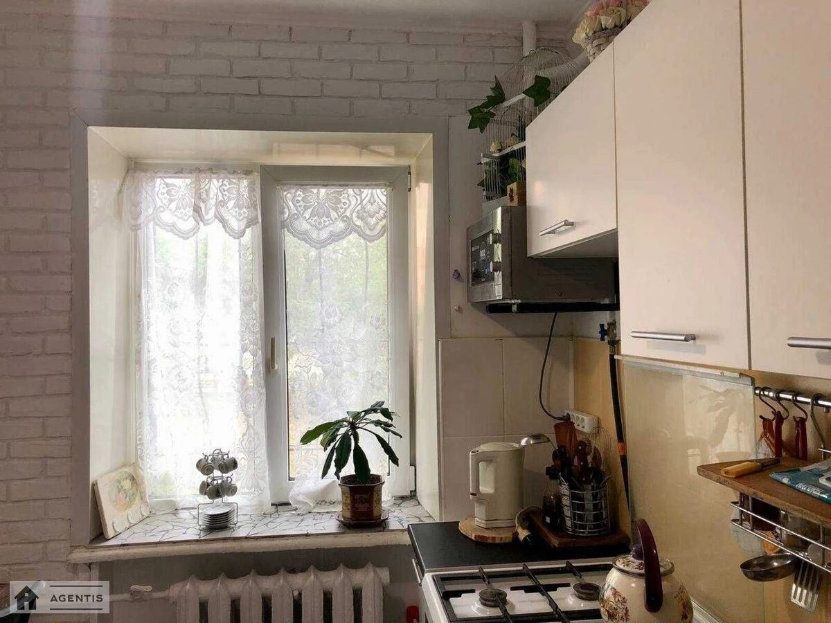 Сдам квартиру 2 комнаты, 42 m², 1 эт./5 этажей. 2, Академіка Доброхотова вул., Киев. 