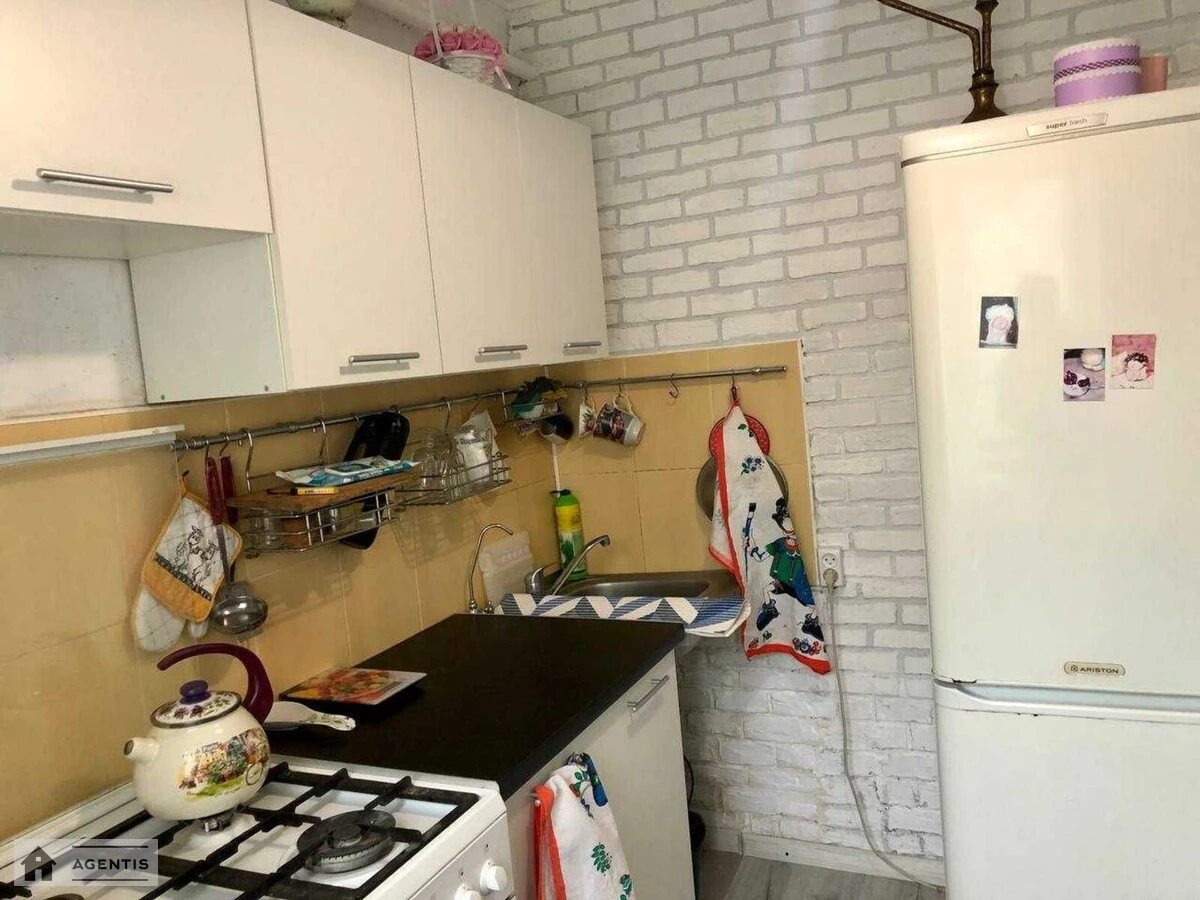 Сдам квартиру 2 комнаты, 42 m², 1 эт./5 этажей. 2, Академіка Доброхотова вул., Киев. 