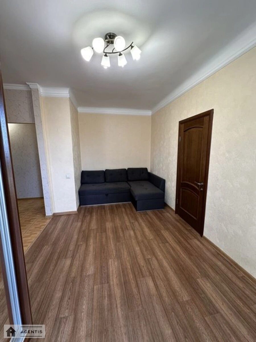 Сдам квартиру 2 комнаты, 44 m², 3 эт./5 этажей. 9, Берестейський просп. (Перемоги), Киев. 