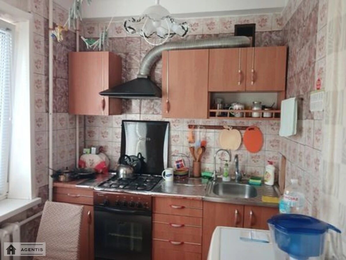 Здам квартиру 3 кімнати, 65 m², 5 пов./9 поверхів. 14, Рибальська 14, Київ. 