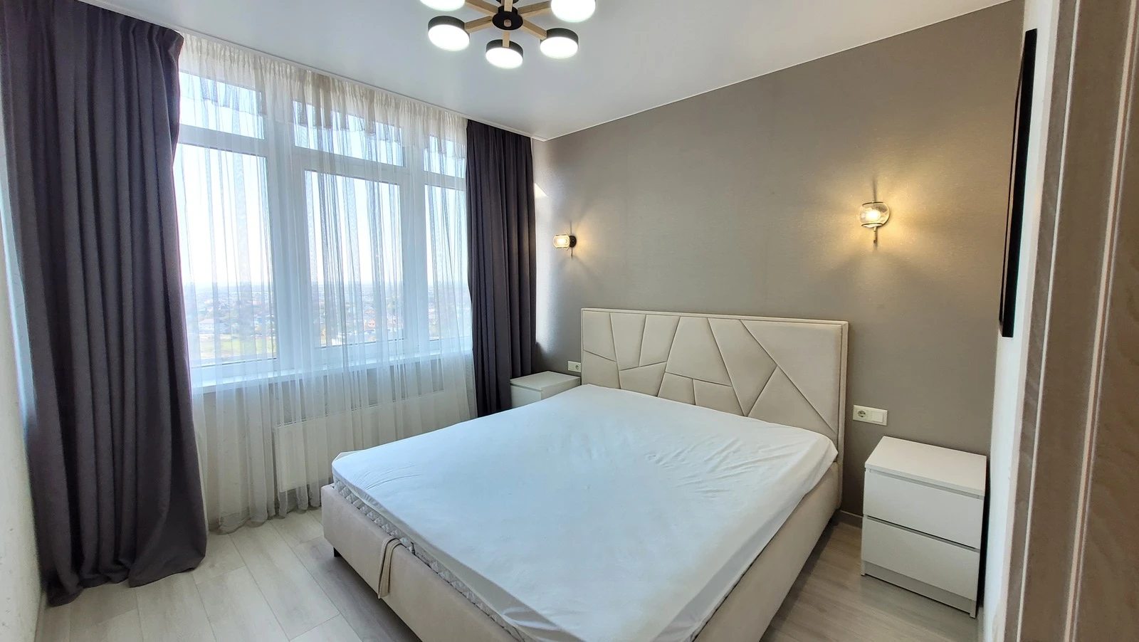 Apartments for sale 2 rooms, 41 m², 15th fl./19 floors. Zhemchuzhnaya ul., Odesa. 