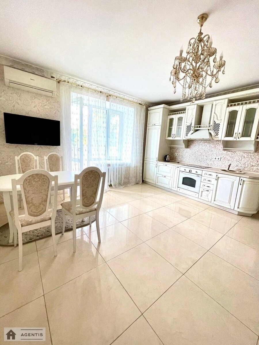 Сдам квартиру 2 комнаты, 52 m², 3 эт./20 этажей. 10, Волынская 10, Киев. 