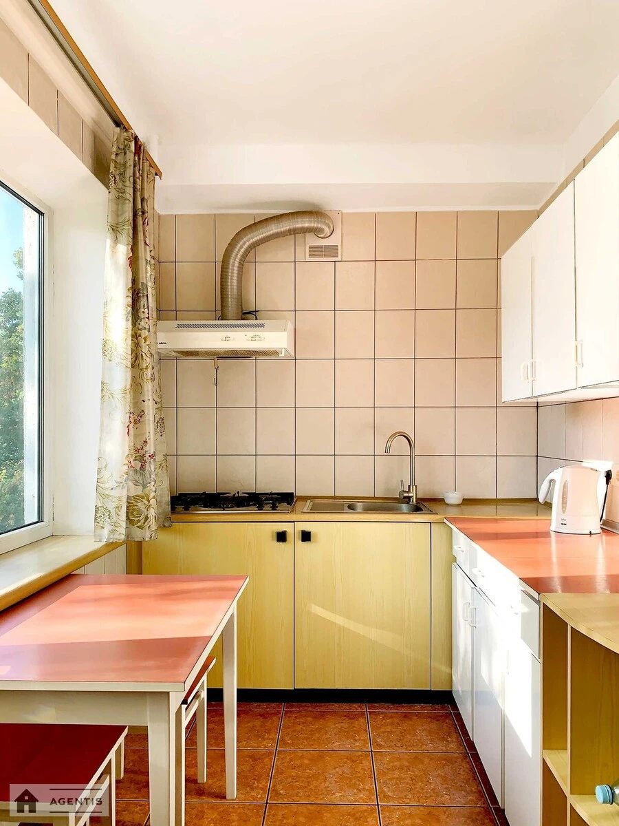 Apartment for rent 3 rooms, 60 m², 3rd fl./5 floors. Verhovnoyi Rady, Kyiv. 