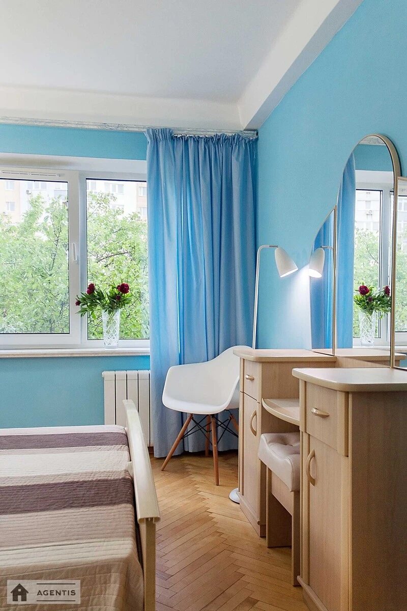 Apartment for rent 3 rooms, 60 m², 3rd fl./5 floors. Verhovnoyi Rady, Kyiv. 