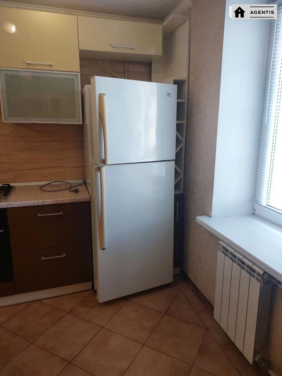 Apartment for rent 4 rooms, 100 m², 5th fl./9 floors. 12, Trostyanetcka 12, Kyiv. 