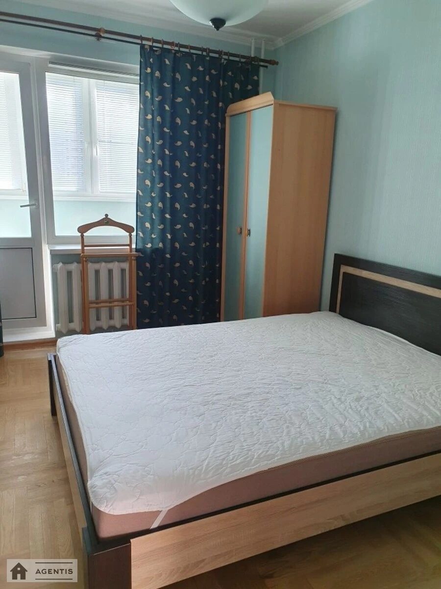 Сдам квартиру 2 комнаты, 70 m², 11 эт./16 этажей. 12, Драгоманова 12, Киев. 