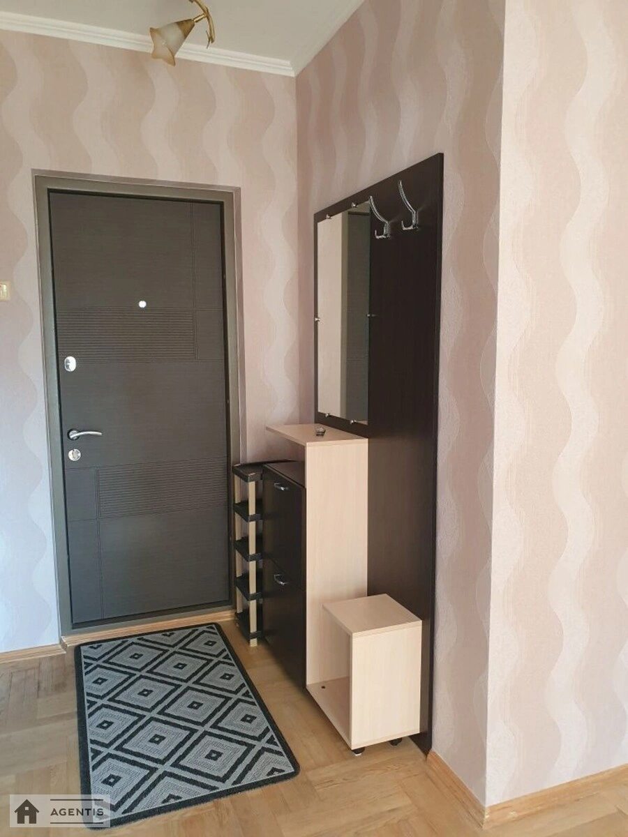 Сдам квартиру 2 комнаты, 70 m², 11 эт./16 этажей. 12, Драгоманова 12, Киев. 