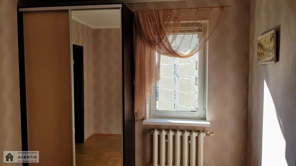 Сдам квартиру 2 комнаты, 70 m², 11 эт./16 этажей. 12, Драгоманова 12, Киев. 