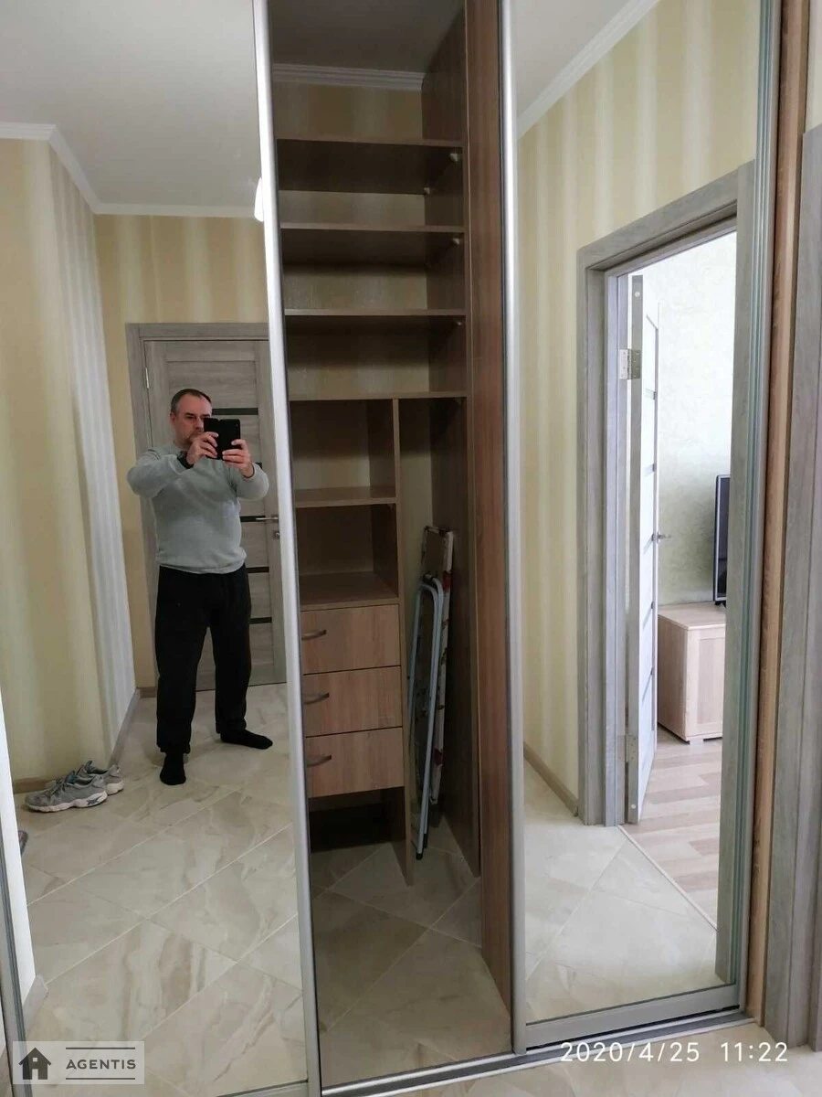 Сдам квартиру 1 комната, 50 m², 8 эт./25 этажей. 2, Драгоманова 2, Киев. 