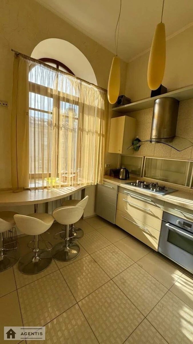 Apartment for rent 4 rooms, 193 m², 4th fl./4 floors. Shevchenkivskyy rayon, Kyiv. 