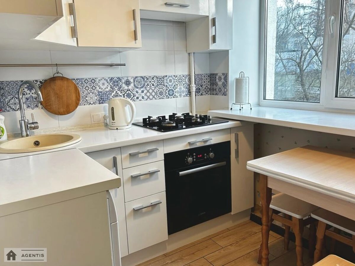 Сдам квартиру 2 комнаты, 43 m², 5 эт./9 этажей. 1, Івана Федорова вул., Киев. 